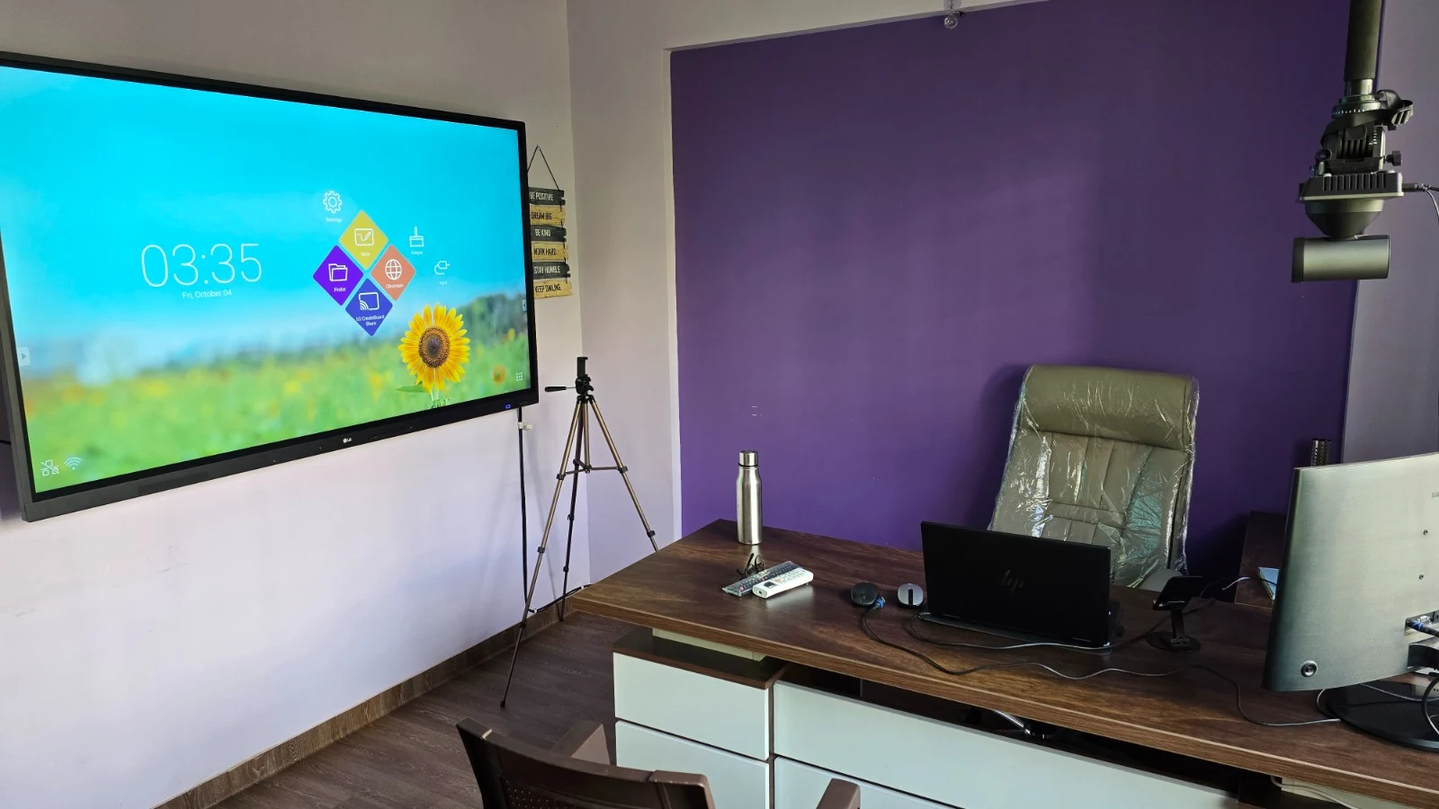 Screen-equipped learning room